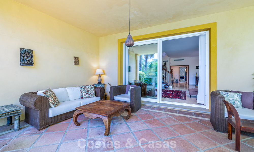 Villa jumelée avec un excellent potentiel à vendre, en première ligne de golf à Nueva Andalucía, Marbella 802905