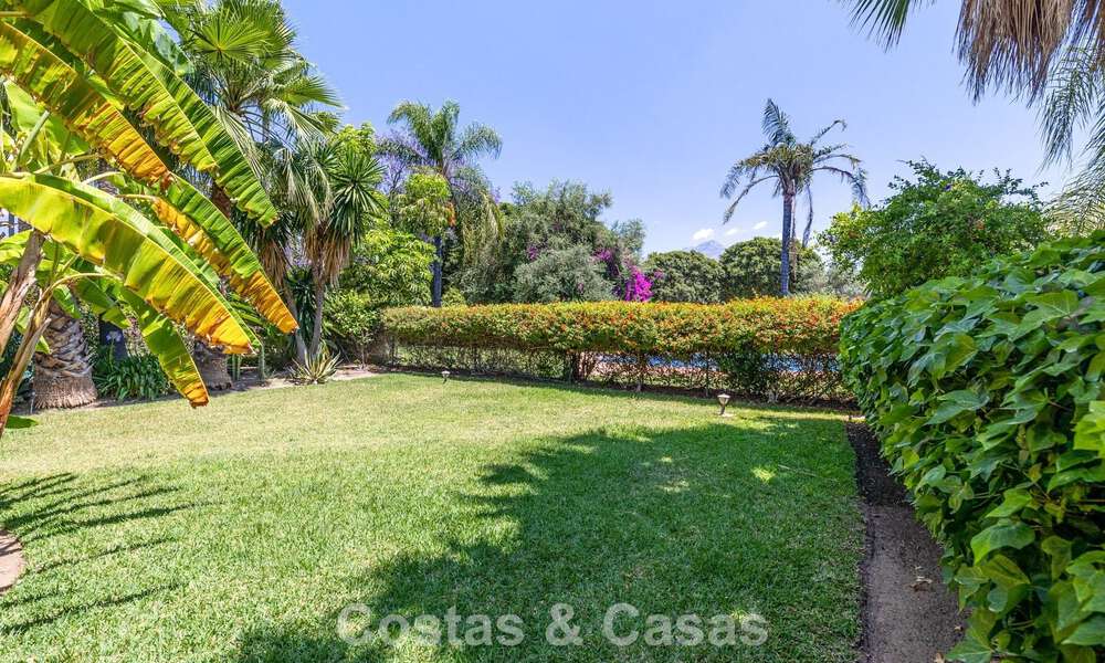 Villa jumelée avec un excellent potentiel à vendre, en première ligne de golf à Nueva Andalucía, Marbella 802906