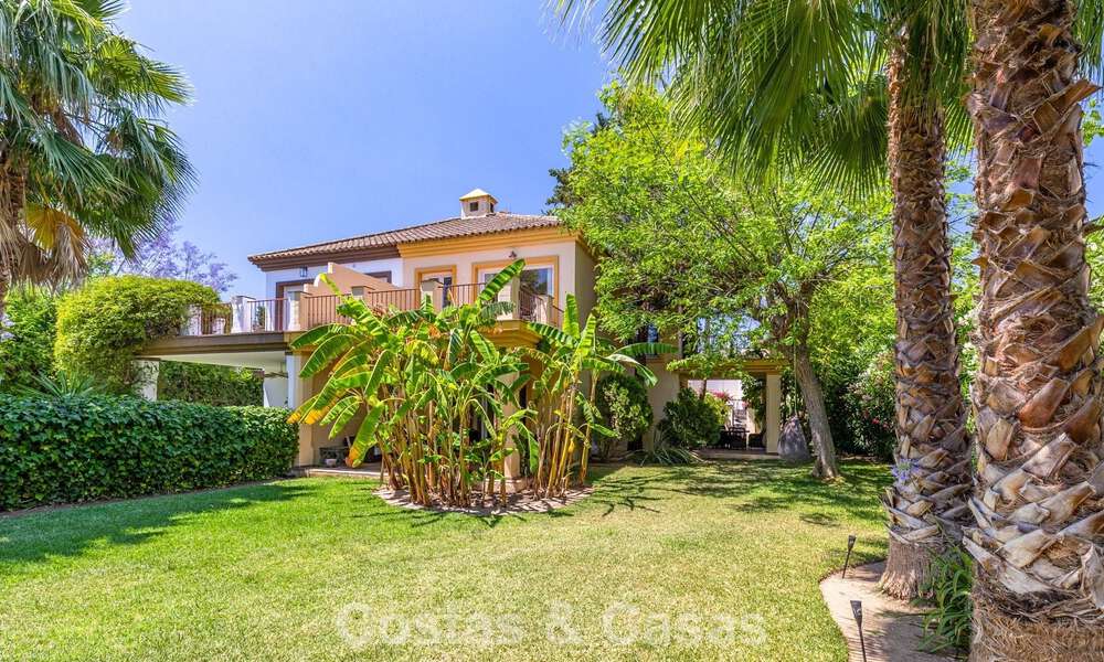 Villa jumelée avec un excellent potentiel à vendre, en première ligne de golf à Nueva Andalucía, Marbella 802907