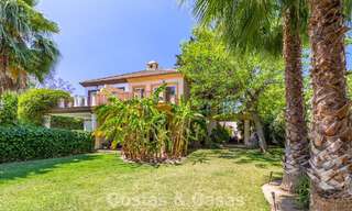 Villa jumelée avec un excellent potentiel à vendre, en première ligne de golf à Nueva Andalucía, Marbella 802907 