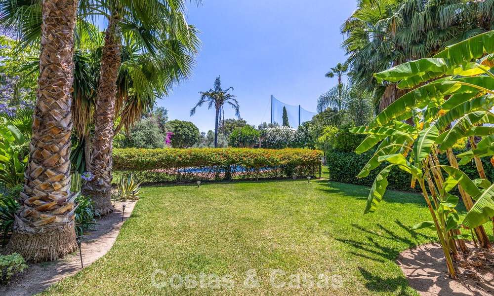Villa jumelée avec un excellent potentiel à vendre, en première ligne de golf à Nueva Andalucía, Marbella 802908