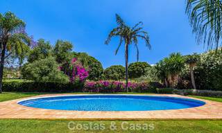 Villa jumelée avec un excellent potentiel à vendre, en première ligne de golf à Nueva Andalucía, Marbella 802909 