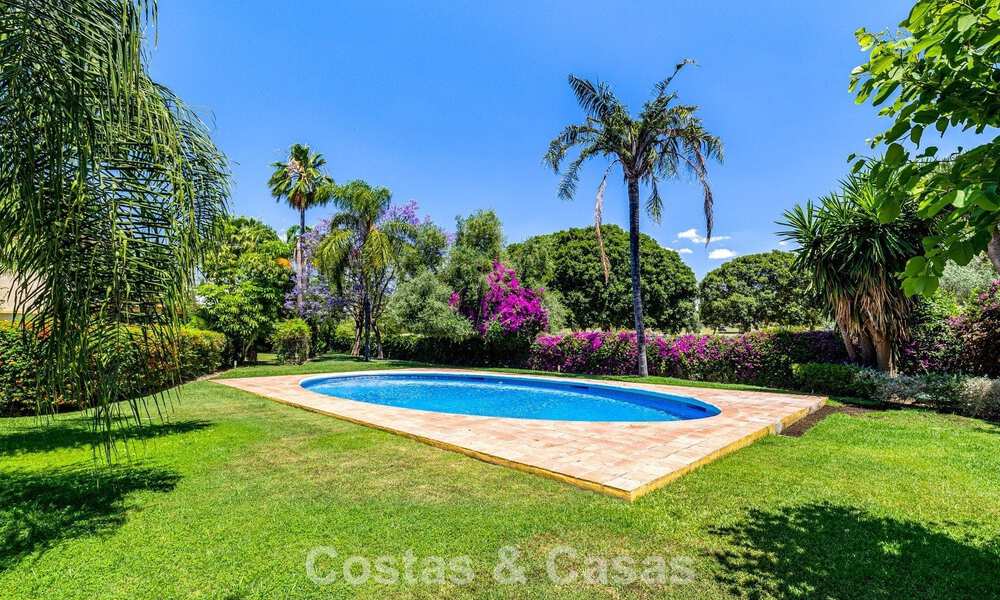 Villa jumelée avec un excellent potentiel à vendre, en première ligne de golf à Nueva Andalucía, Marbella 802910