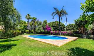 Villa jumelée avec un excellent potentiel à vendre, en première ligne de golf à Nueva Andalucía, Marbella 802910 