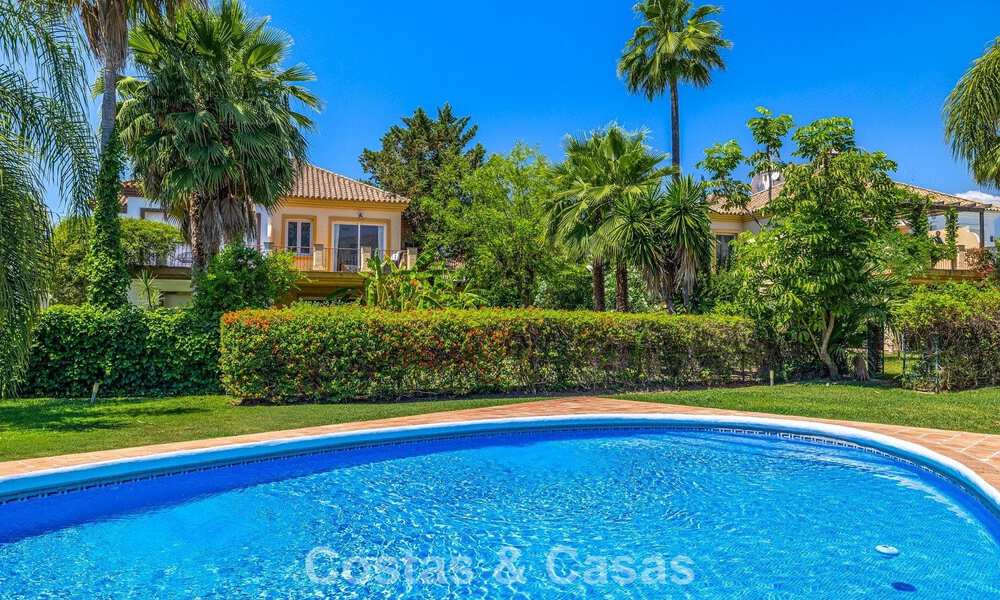 Villa jumelée avec un excellent potentiel à vendre, en première ligne de golf à Nueva Andalucía, Marbella 802911