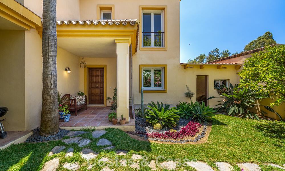 Villa jumelée avec un excellent potentiel à vendre, en première ligne de golf à Nueva Andalucía, Marbella 802915