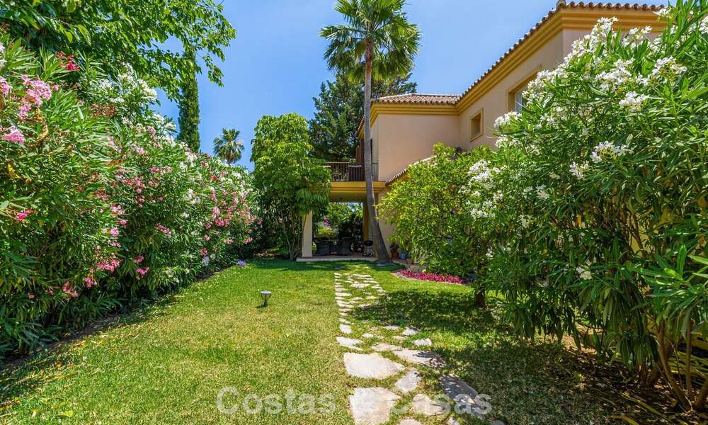 Villa jumelée avec un excellent potentiel à vendre, en première ligne de golf à Nueva Andalucía, Marbella 802916