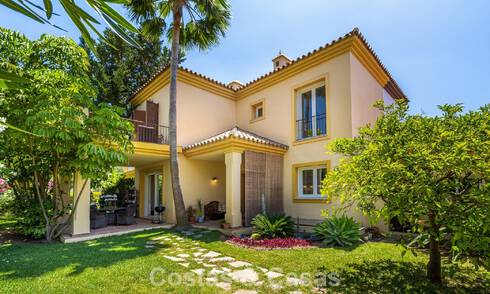 Villa jumelée avec un excellent potentiel à vendre, en première ligne de golf à Nueva Andalucía, Marbella 802917