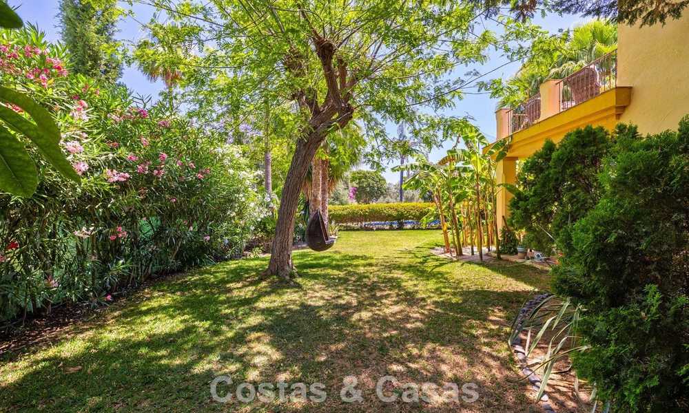 Villa jumelée avec un excellent potentiel à vendre, en première ligne de golf à Nueva Andalucía, Marbella 802919
