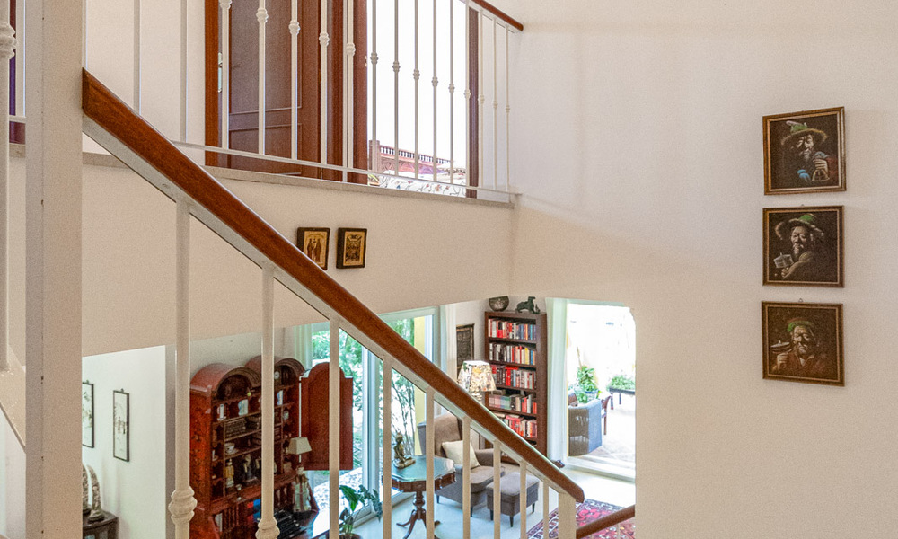 Villa jumelée avec un excellent potentiel à vendre, en première ligne de golf à Nueva Andalucía, Marbella 802920
