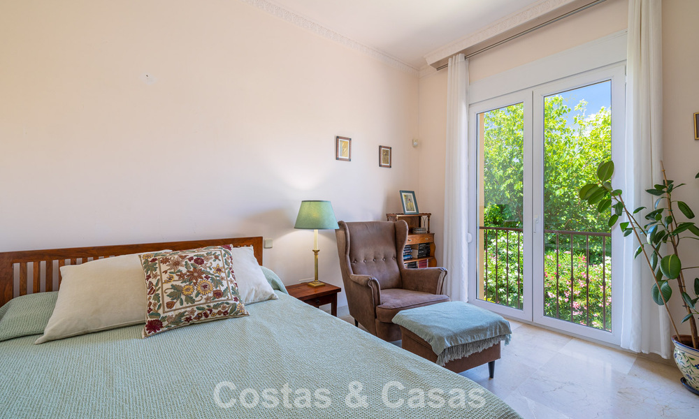 Villa jumelée avec un excellent potentiel à vendre, en première ligne de golf à Nueva Andalucía, Marbella 802921