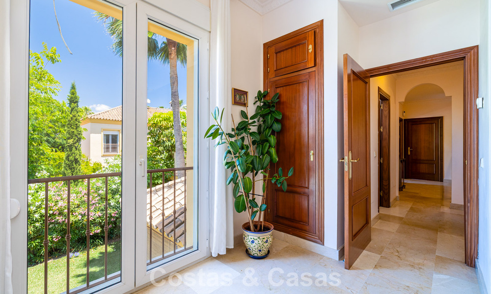 Villa jumelée avec un excellent potentiel à vendre, en première ligne de golf à Nueva Andalucía, Marbella 802922