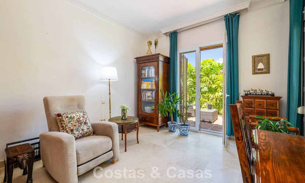 Villa jumelée avec un excellent potentiel à vendre, en première ligne de golf à Nueva Andalucía, Marbella 802923