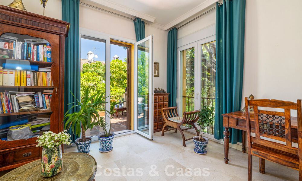 Villa jumelée avec un excellent potentiel à vendre, en première ligne de golf à Nueva Andalucía, Marbella 802924