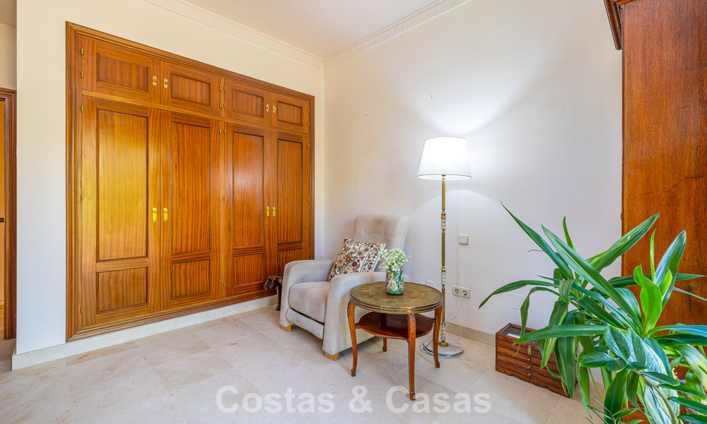 Villa jumelée avec un excellent potentiel à vendre, en première ligne de golf à Nueva Andalucía, Marbella 802925