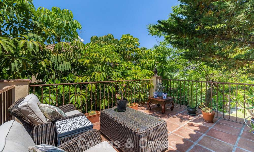 Villa jumelée avec un excellent potentiel à vendre, en première ligne de golf à Nueva Andalucía, Marbella 802926