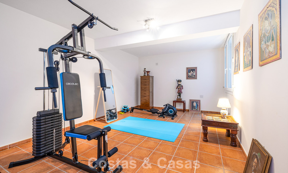 Villa jumelée avec un excellent potentiel à vendre, en première ligne de golf à Nueva Andalucía, Marbella 802930