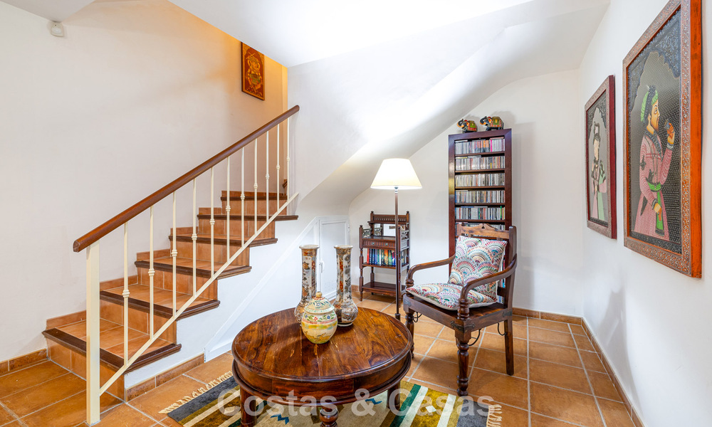 Villa jumelée avec un excellent potentiel à vendre, en première ligne de golf à Nueva Andalucía, Marbella 802931