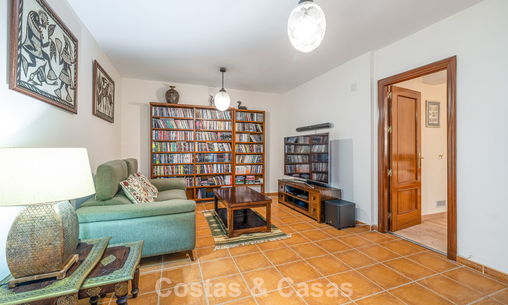 Villa jumelée avec un excellent potentiel à vendre, en première ligne de golf à Nueva Andalucía, Marbella 802932