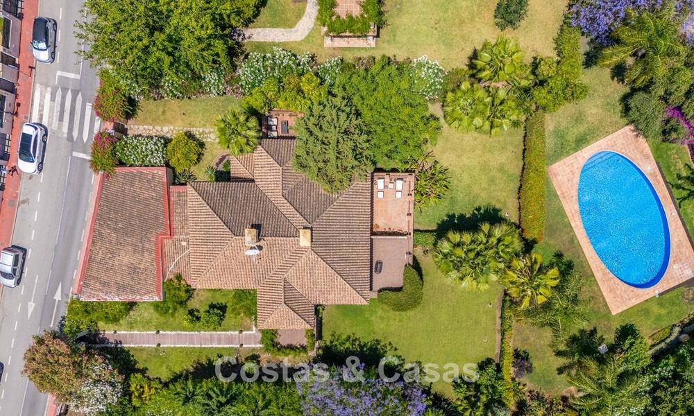 Villa jumelée avec un excellent potentiel à vendre, en première ligne de golf à Nueva Andalucía, Marbella 802935