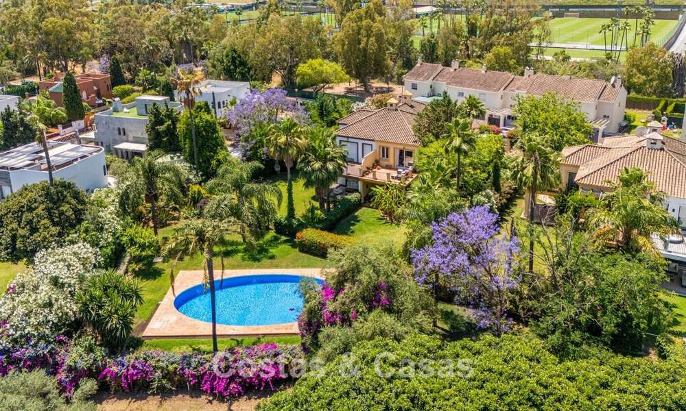 Villa jumelée avec un excellent potentiel à vendre, en première ligne de golf à Nueva Andalucía, Marbella 802936