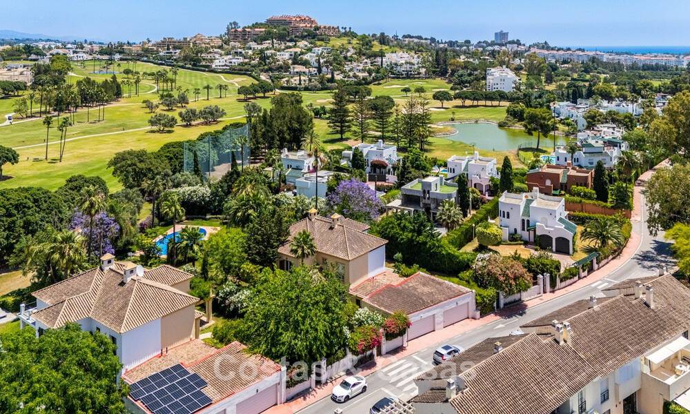 Villa jumelée avec un excellent potentiel à vendre, en première ligne de golf à Nueva Andalucía, Marbella 802939
