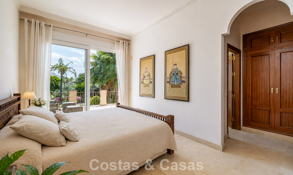 Villa jumelée avec un excellent potentiel à vendre, en première ligne de golf à Nueva Andalucía, Marbella 802941