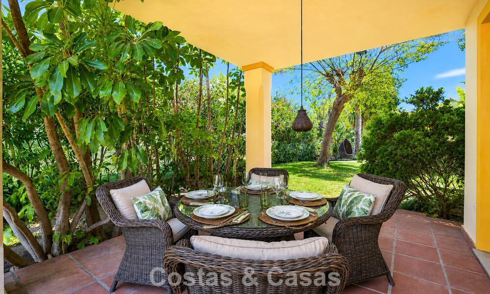 Villa jumelée avec un excellent potentiel à vendre, en première ligne de golf à Nueva Andalucía, Marbella 802942