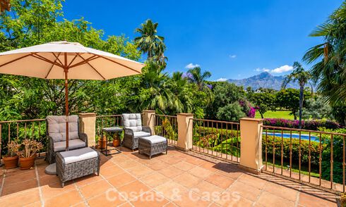 Villa jumelée avec un excellent potentiel à vendre, en première ligne de golf à Nueva Andalucía, Marbella 802943