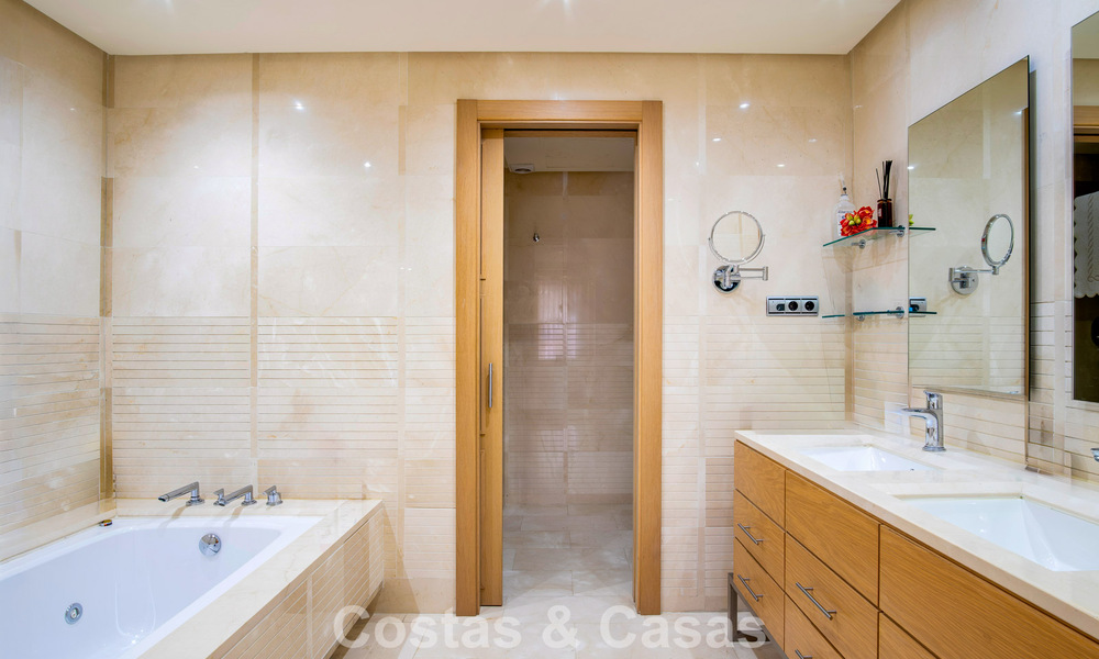 Spacieux et luxueux appartement avec vue sur la mer à vendre dans une résidence exclusive sur le Golden Mile de Marbella 802962