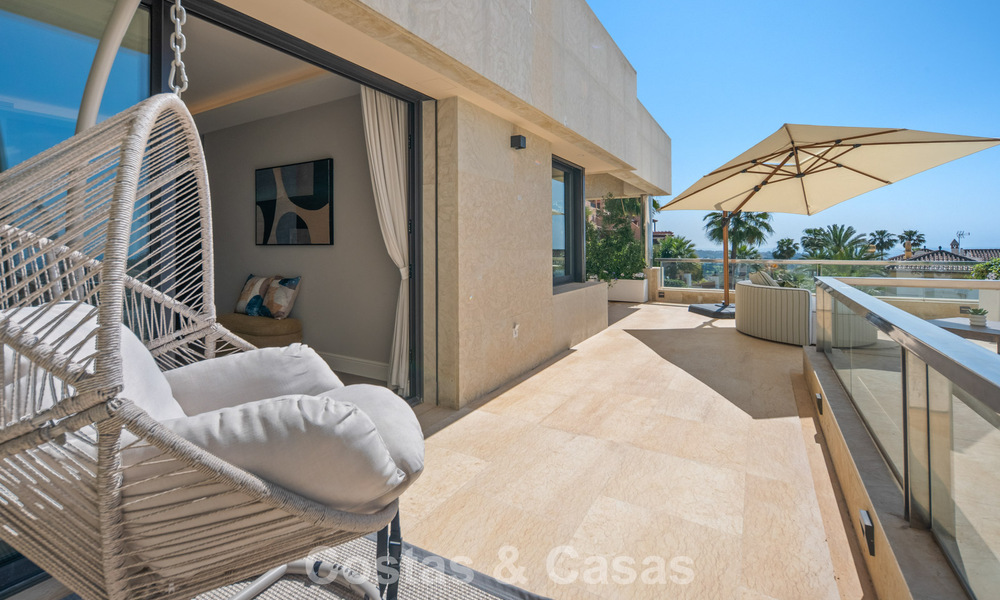 Penthouse duplex exclusif avec vue panoramique sur la mer à vendre à Nueva Andalucía, Marbella 803060