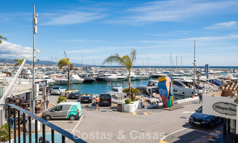 Appartement de luxe à vendre avec vue directe sur le port, en première ligne à Puerto Banús, Marbella 803165