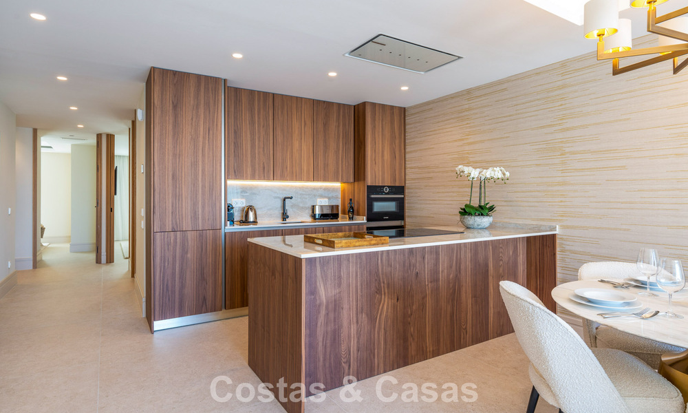 Appartement de luxe à vendre avec vue directe sur le port, en première ligne à Puerto Banús, Marbella 803169