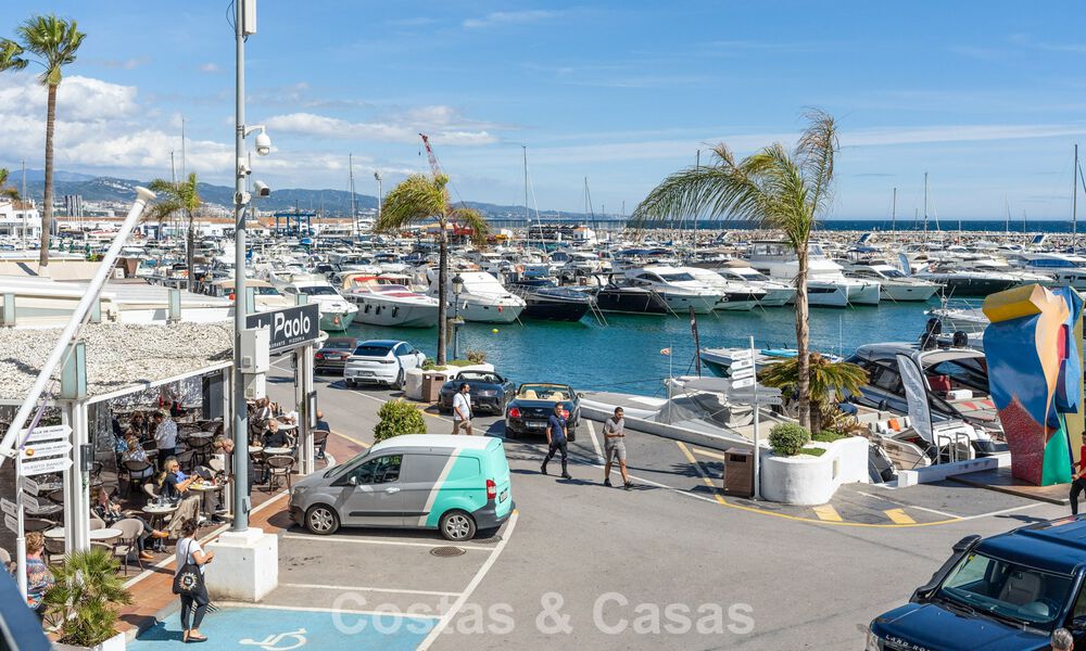 Appartement de luxe à vendre avec vue directe sur le port, en première ligne à Puerto Banús, Marbella 803173