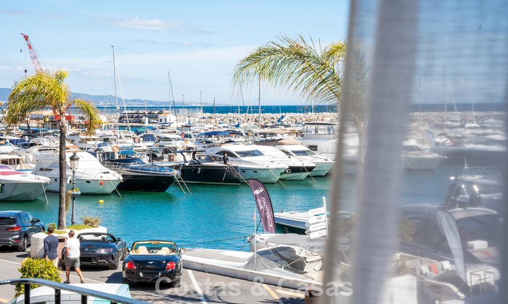 Appartement de luxe à vendre avec vue directe sur le port, en première ligne à Puerto Banús, Marbella 803179