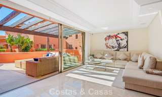 Superbe penthouse duplex à vendre dans une résidence en bord de mer à Los Monteros, Marbella Est 803202 