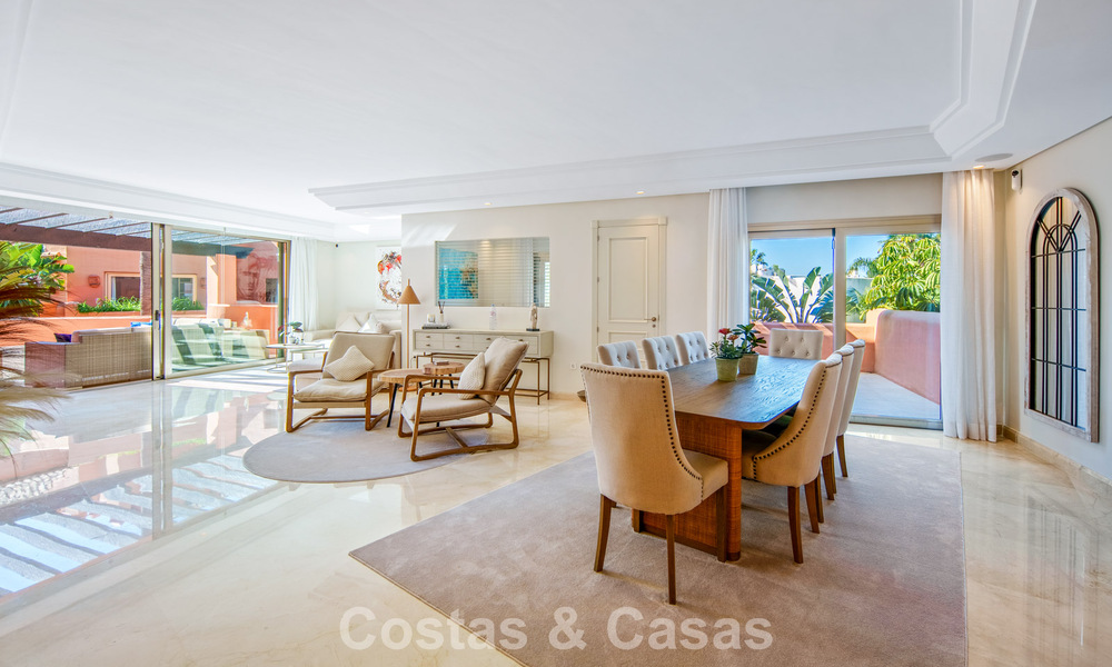 Superbe penthouse duplex à vendre dans une résidence en bord de mer à Los Monteros, Marbella Est 803204