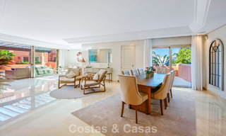 Superbe penthouse duplex à vendre dans une résidence en bord de mer à Los Monteros, Marbella Est 803204 