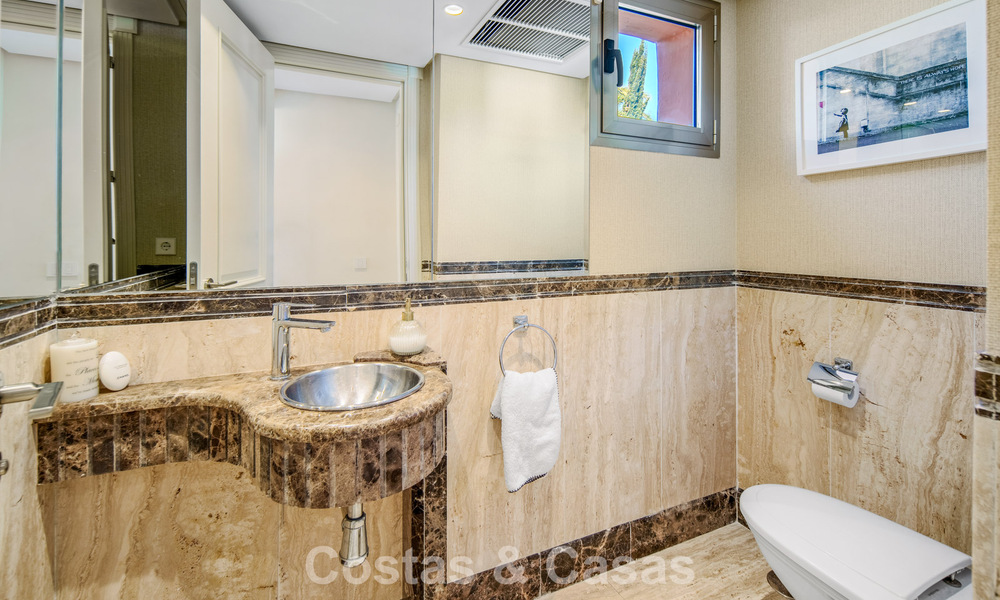 Superbe penthouse duplex à vendre dans une résidence en bord de mer à Los Monteros, Marbella Est 803205