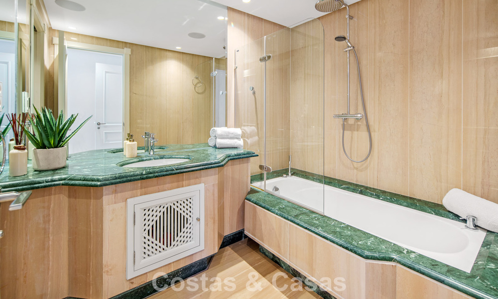 Superbe penthouse duplex à vendre dans une résidence en bord de mer à Los Monteros, Marbella Est 803206
