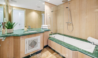 Superbe penthouse duplex à vendre dans une résidence en bord de mer à Los Monteros, Marbella Est 803206 