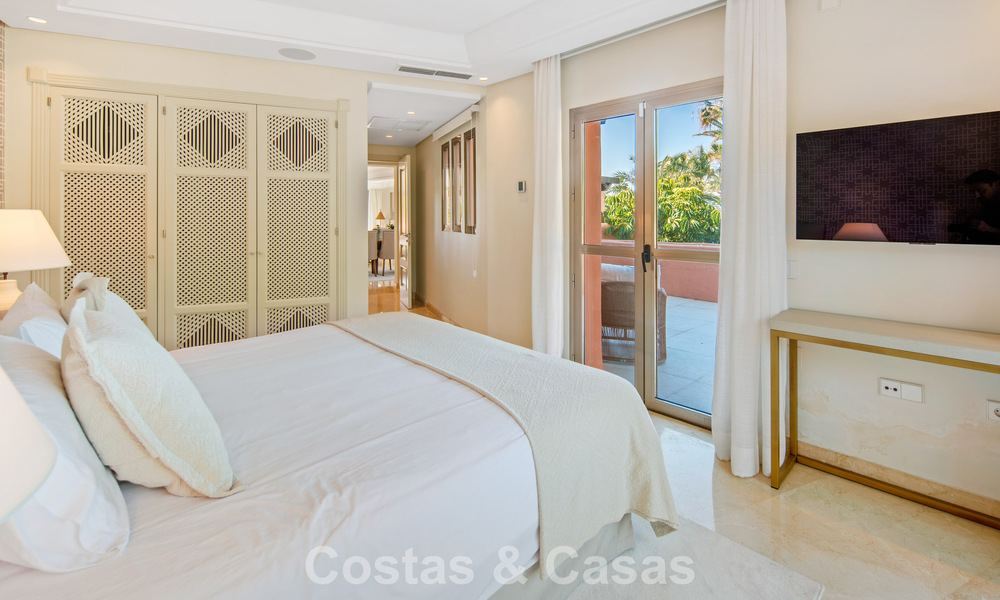 Superbe penthouse duplex à vendre dans une résidence en bord de mer à Los Monteros, Marbella Est 803209
