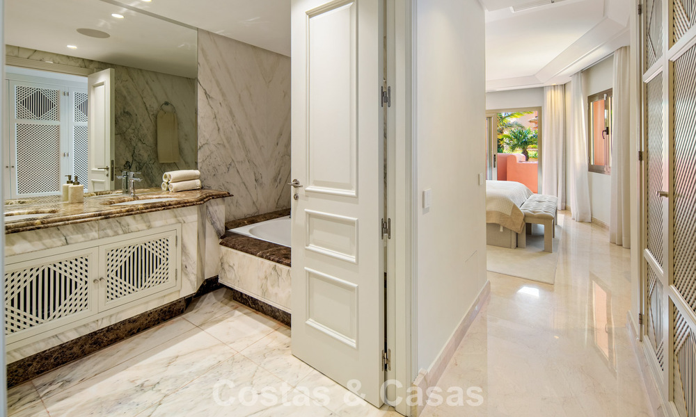 Superbe penthouse duplex à vendre dans une résidence en bord de mer à Los Monteros, Marbella Est 803212