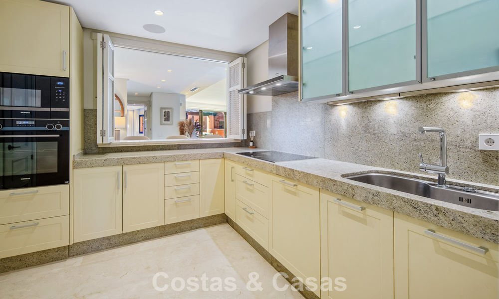 Superbe penthouse duplex à vendre dans une résidence en bord de mer à Los Monteros, Marbella Est 803215
