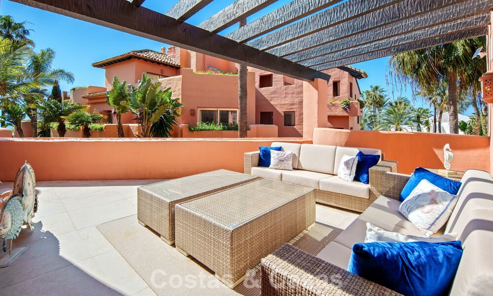 Superbe penthouse duplex à vendre dans une résidence en bord de mer à Los Monteros, Marbella Est 803217