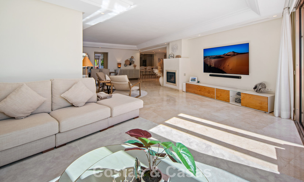 Superbe penthouse duplex à vendre dans une résidence en bord de mer à Los Monteros, Marbella Est 803219
