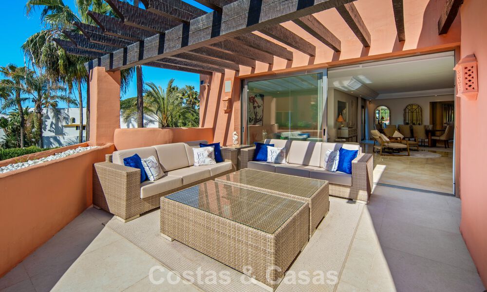 Superbe penthouse duplex à vendre dans une résidence en bord de mer à Los Monteros, Marbella Est 803220