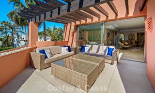 Superbe penthouse duplex à vendre dans une résidence en bord de mer à Los Monteros, Marbella Est 803220 