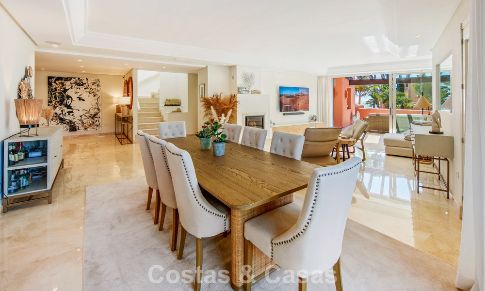 Superbe penthouse duplex à vendre dans une résidence en bord de mer à Los Monteros, Marbella Est 803222