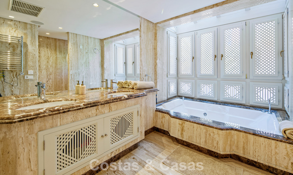 Superbe penthouse duplex à vendre dans une résidence en bord de mer à Los Monteros, Marbella Est 803229